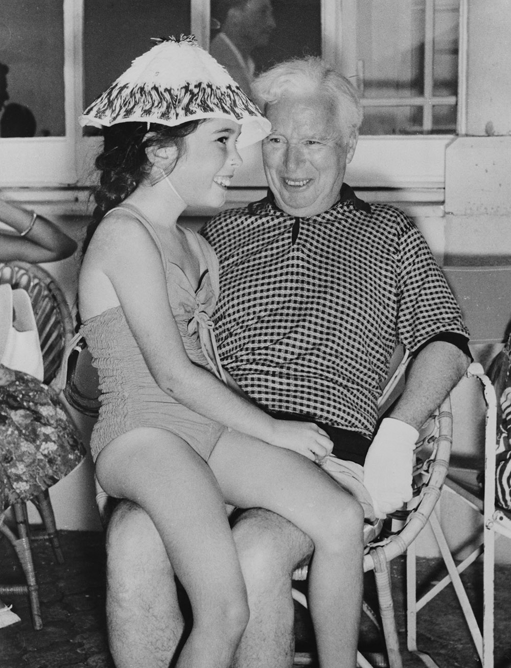 L'acteur et cinéaste anglais Charlie Chaplin avec sa fille Joséphine pendant les vacances d'été dans leur villa de Saint-Jean-Cap Ferrat, dans le sud-est de la France, le 15 juillet 1957.