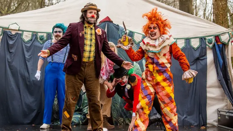 Le réalisateur de la comédie noire ‘Apocalypse Clown’ sur la réalisation d’un « film de 2 millions de dollars de Roland Emmerich – avec des clowns en Irlande »