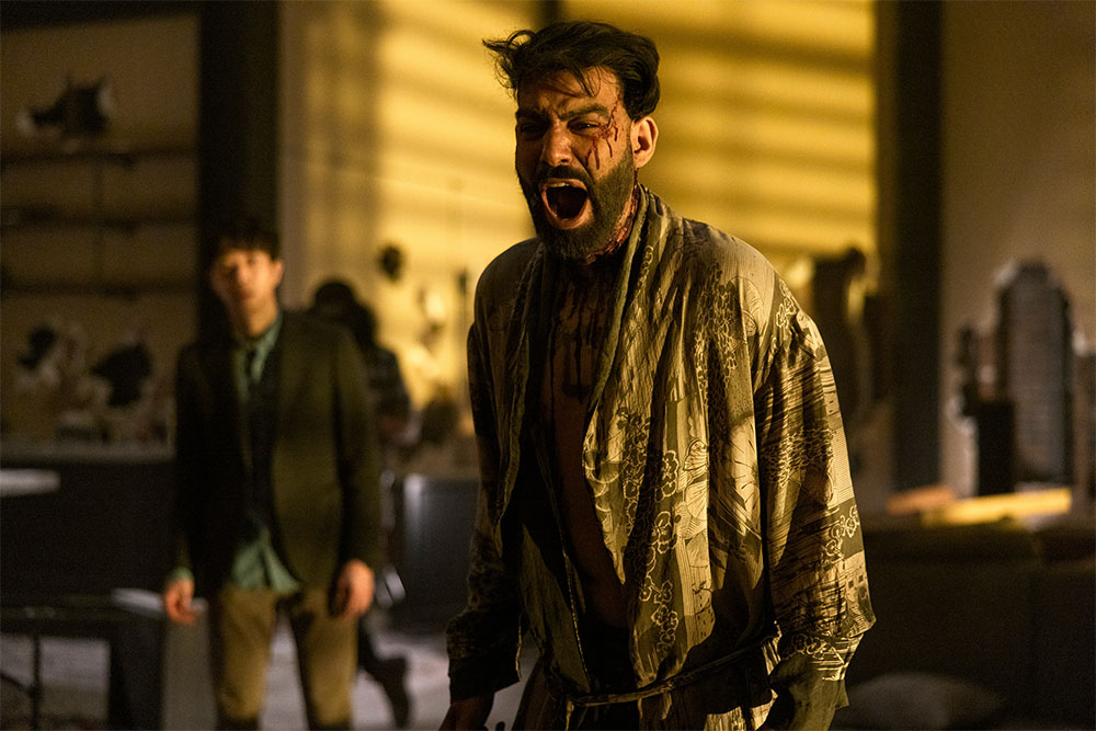 Daniel Jun comme Julius, Rahul Kohli comme Napoléon Usher dans La chute de la maison Usher.