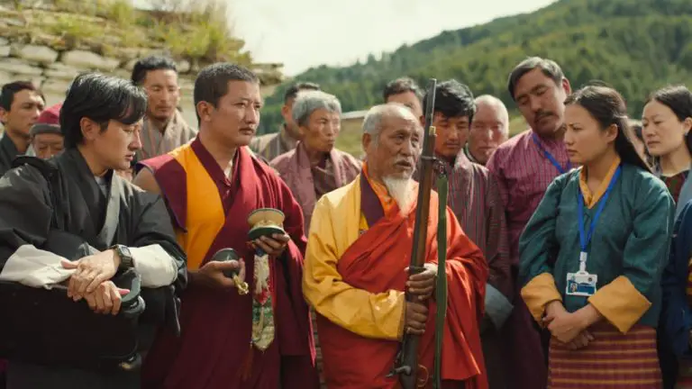 Critique de « Le moine et le pistolet » : du Bhoutan, une comédie satirique ironique sur la démocratie et la violence