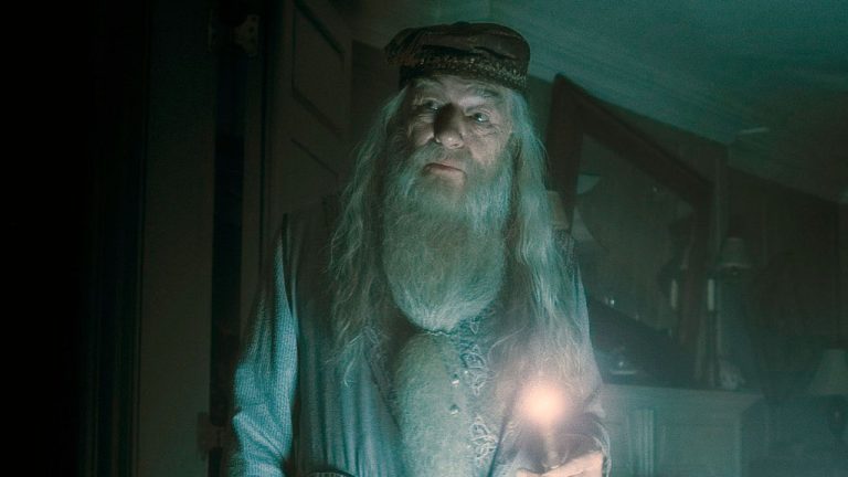 Daniel Radcliffe, JK Rowling et d’autres stars de « Harry Potter » se souviennent de Michael Gambon : « Il a apporté tellement de chaleur et de malice »