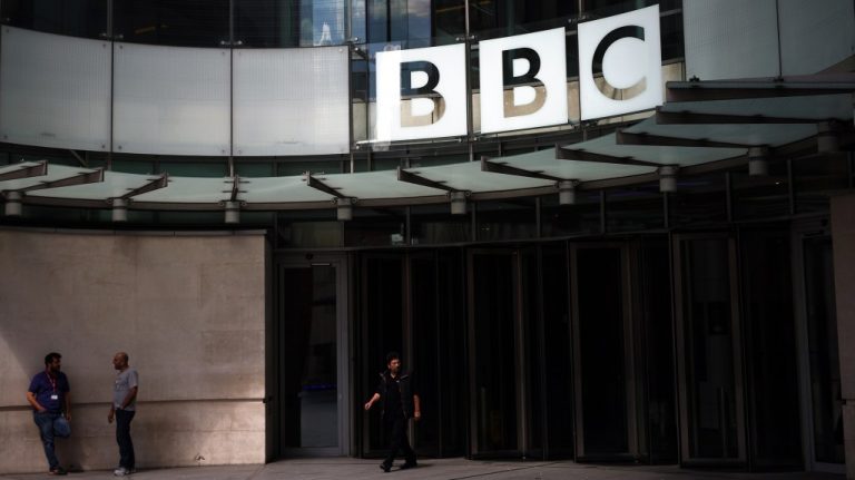 La BBC révise ses directives pour l’utilisation personnelle des médias sociaux et déclare que les animateurs d’émissions phares ne peuvent « ni approuver ni attaquer les partis politiques »