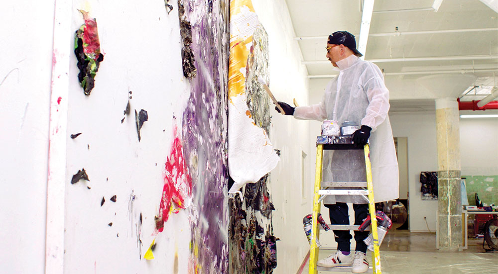 Michael Chow peint dans son atelier non loin du centre-ville de Los Angeles