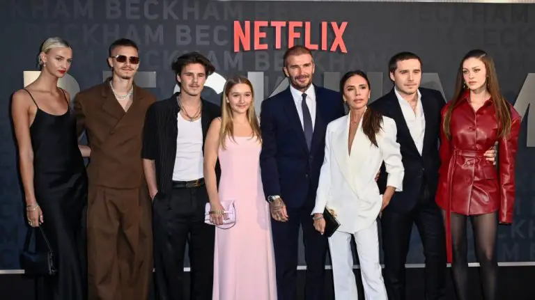 Anna Wintour et James Corden assistent à la première de la série documentaire Netflix de David Beckham aux côtés de la famille de la star du football