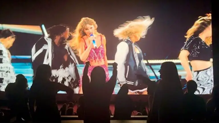 Les fans de Taylor Swift se déchaînent lors des premières projections du film de concert « Eras Tour », avec des tenues thématiques et des produits dérivés