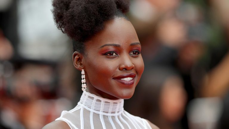 Lupita Nyong’o va produire le drame soudanais « Goodbye Julia »