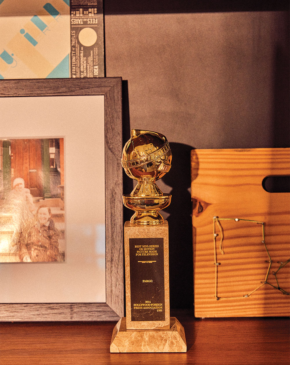 Un Golden Globe pour Fargo, remis à Hawley par Jeremy Renner, qui a joué dans sa première série, The Unusuals.