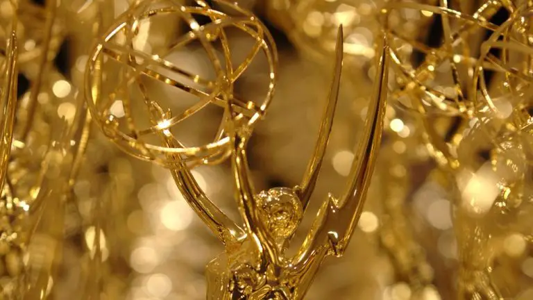 Emmys : la TV Academy critiquée par la Writers Guild pour son prix d’écriture de variétés en mouvement lors d’une diffusion télévisée aux heures de grande écoute