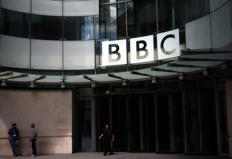 La BBC enquête sur cinq plaintes contre Russell Brand, y compris des travaux de 2008 à Los Angeles