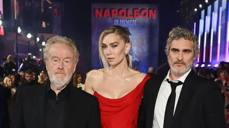 Ridley Scott, Joaquin Phoenix et Vanessa Kirby descendent à Londres pour la première britannique de « Napoléon »