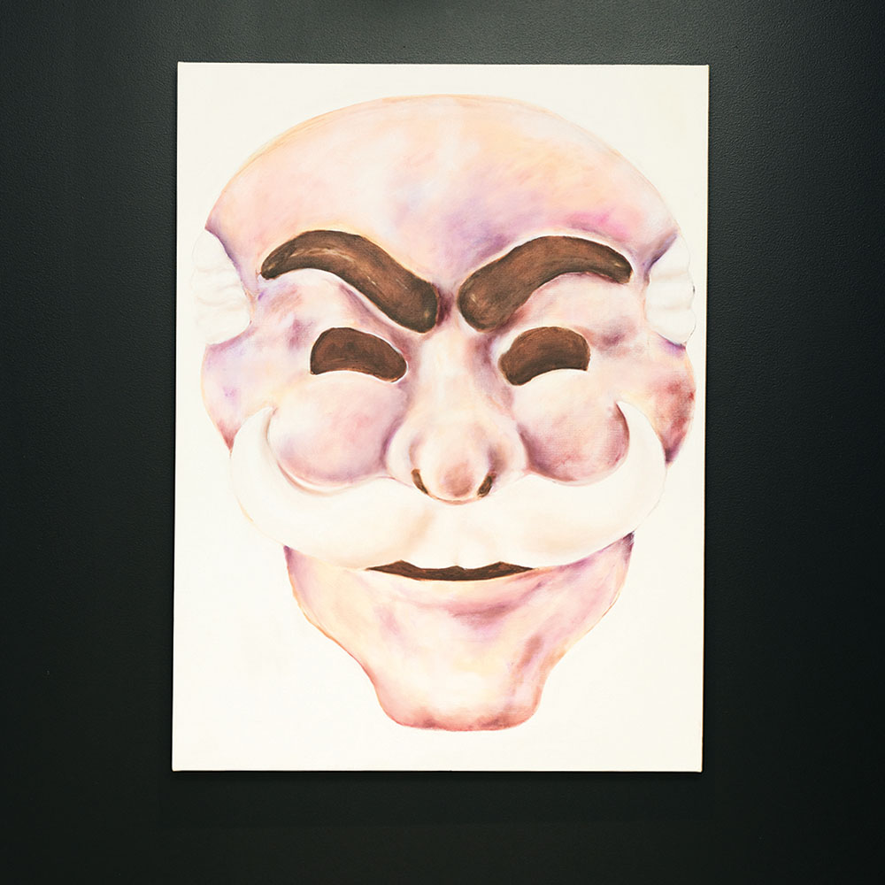 Un masque de société peint.