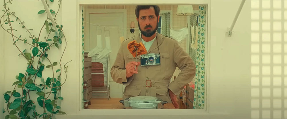 Jason Schwartzman dans le rôle d'Augie Steenbeck, récemment veuf.