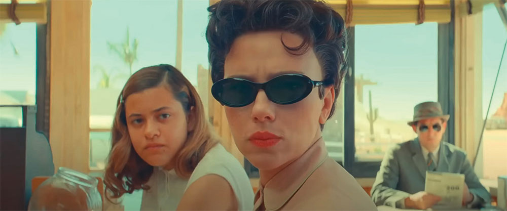 Grace Edwards est partie dans le rôle de Dinah et Scarlett Johansson dans le rôle de sa mère, l'actrice Midge Campbell, en train de prendre un repas au comptoir du déjeuner.