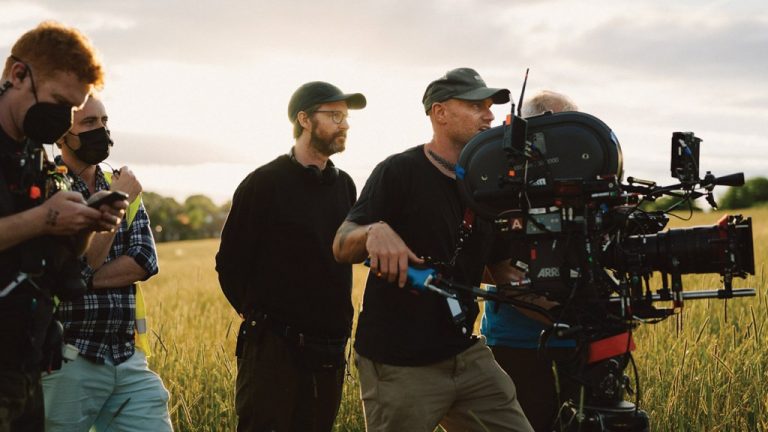 Comment le directeur de la photographie de « Nous tous étrangers » a créé un sentiment de « nostalgie organique » avec sa caméra