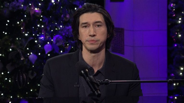 Adam Driver plaisante en disant que « l’éveil a tué Han Solo » en partageant sa liste de Noël pour le Père Noël sur « SNL »