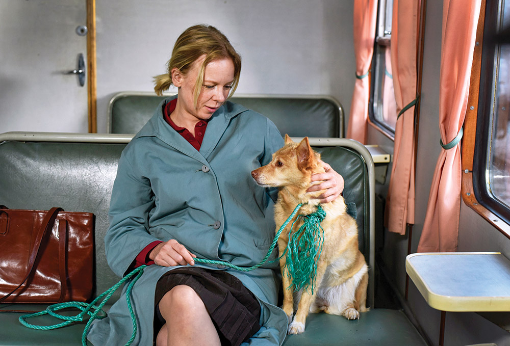 Poysti avec Alma, le propre chien du scénariste-réalisateur Aki Kaurismaki.