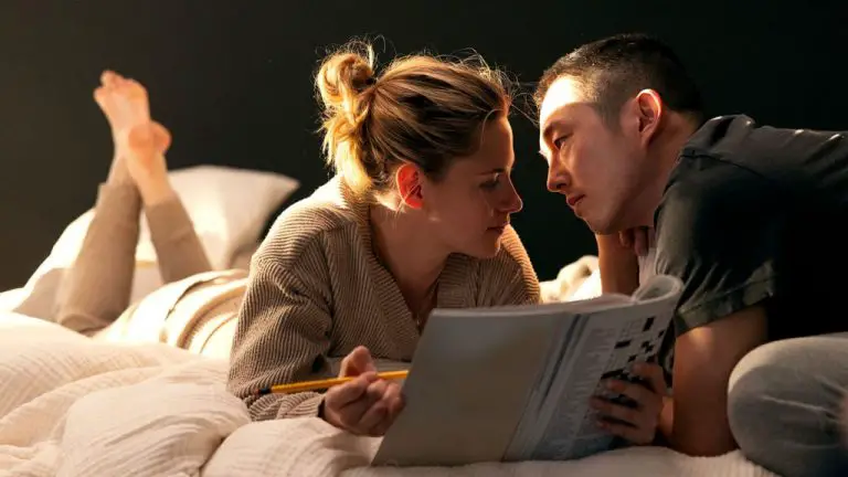 Critique de « Love Me »: Kristen Stewart et Steven Yeun sont perdus dans une romance de science-fiction suffocante