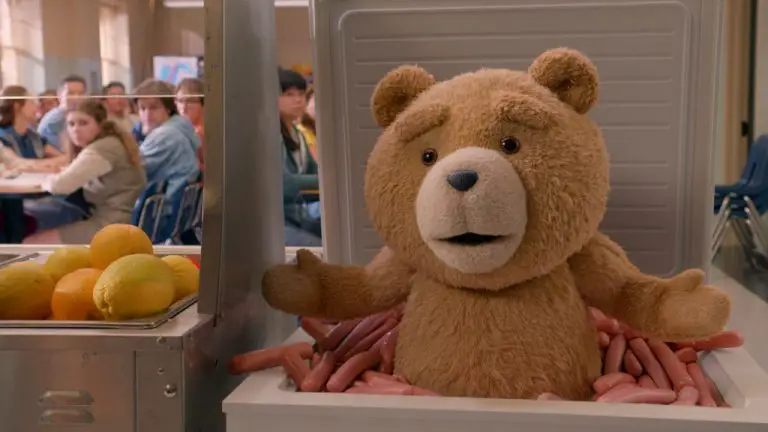 Revue ‘Ted’ : l’ours en peluche à la gueule grossière de Seth MacFarlane revient dans la série Indulgent Peacock Prequel