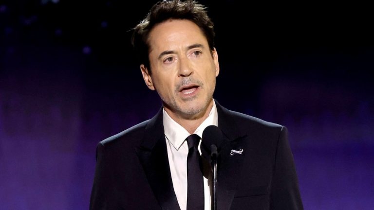 Robert Downey lit ses pires critiques dans un discours d’acceptation hilarant aux Critics Choice Awards : « Amusant comme un pet enfermé dans son lit »