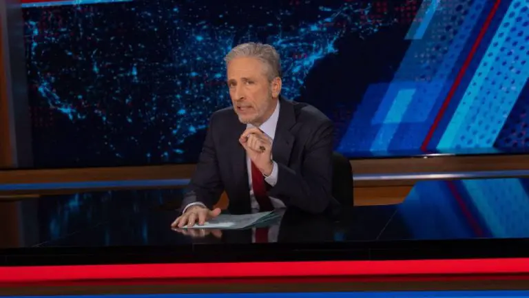 Jon Stewart déchire Trump ET Biden dans le retour du « Daily Show » : « De même contesté »