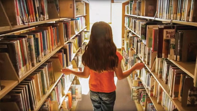 « L’ABC de l’interdiction des livres » dépeint le sujet enflammé du point de vue « perspicace » d’un enfant