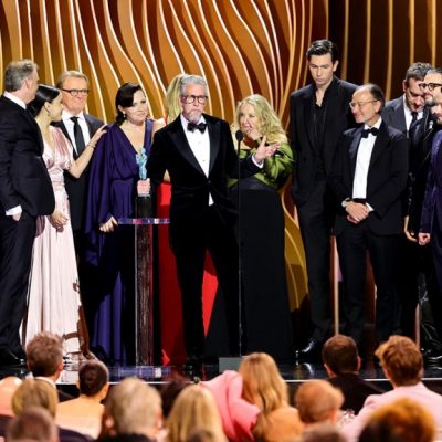 Les stars de « Breaking Bad » se chamaillent de manière ludique tout en remettant le prix SAG Drama Ensemble au casting de « Succession »