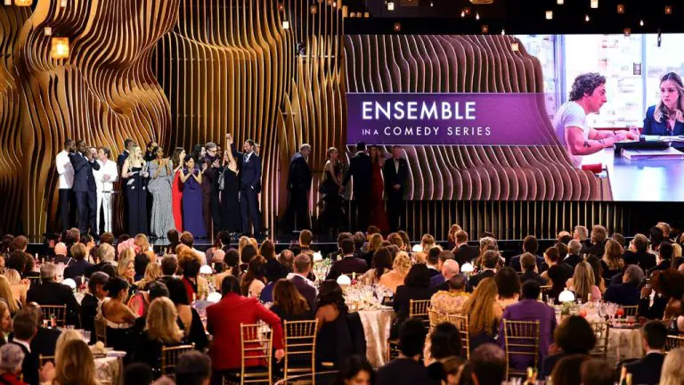 Les stars de « Modern Family » se réunissent pour remettre le SAG Comedy Ensemble Award au casting de « The Bear »