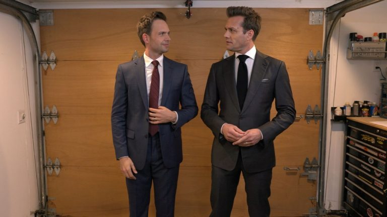 Les stars de « Suits » Patrick J. Adams et Gabriel Macht partagent des conseils pour le casting dérivé sur le tournage de la publicité du Super Bowl