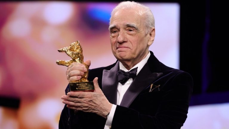 Martin Scorsese reçoit l’Ours d’or d’honneur des mains de Wim Wenders