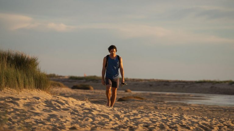 Critique de « High Tide » : un immigrant sans papiers trouve un répit dans ses limbes solitaires dans un drame tendre et queer