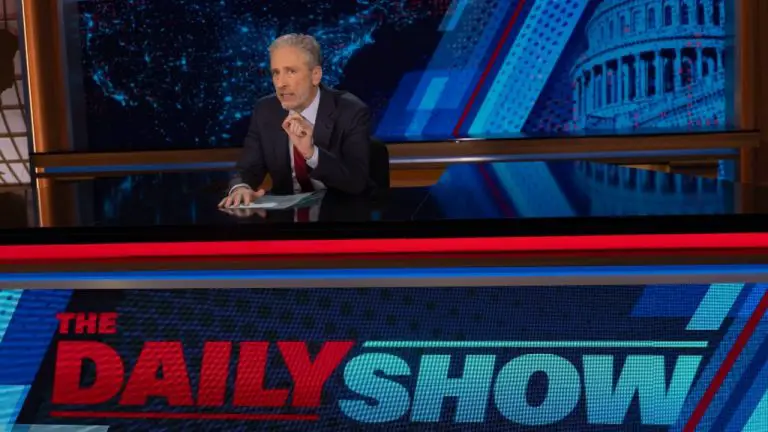 Jon Stewart donne une impression de la réfutation SOTU de la sénatrice Katie Britt à « The Daily Show »