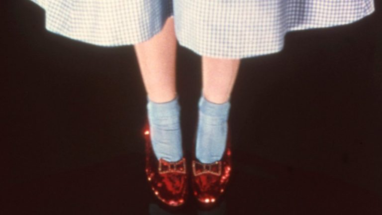 Les pantoufles rubis récupérées par Judy Garland du « Magicien d'Oz » seront mises aux enchères