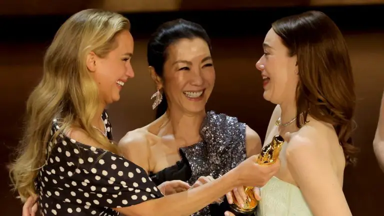 Michelle Yeoh explique pourquoi elle a remis l'Oscar d'Emma Stone à Jennifer Lawrence