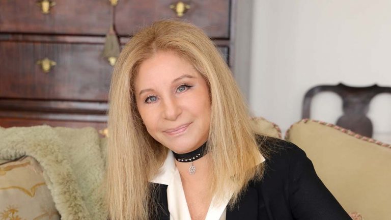 Barbra Streisand chante la chanson du générique de clôture de « Le tatoueur d’Auschwitz »