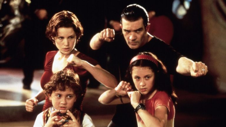 Carla Gugino dit qu’il était « physiquement totalement impossible » de jouer le rôle d’une mère dans « Spy Kids » en 2001