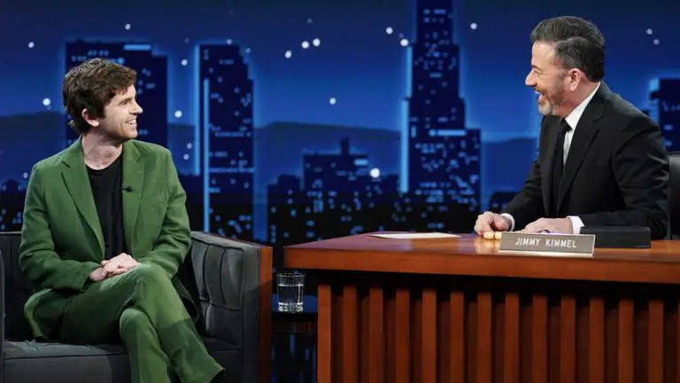 Freddie Highmore parodie le tristement célèbre événement immersif de fans de Willy Wonka sur « Jimmy Kimmel Live »