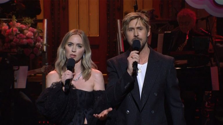 Ryan Gosling met Emily Blunt (en plaisantant) en colère pour avoir chanté à nouveau sur Ken pendant le monologue ‘SNL’