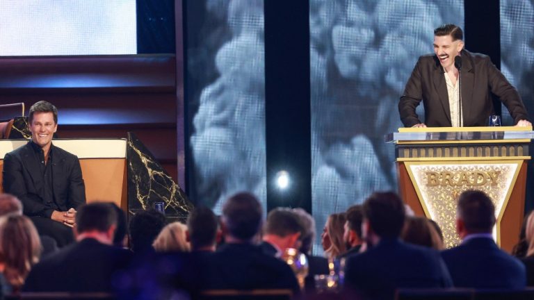 La bande dessinée Tom Brady Roast dit que les blagues sur les massages de Robert Kraft étaient interdites