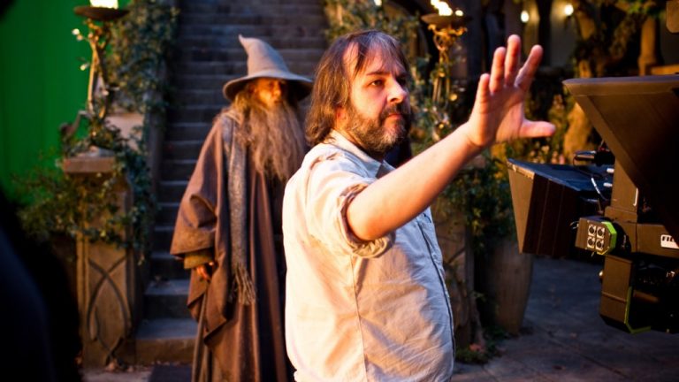 Peter Jackson travaille sur de nouveaux films « Le Seigneur des Anneaux » pour Warner Bros., visant des débuts en 2026