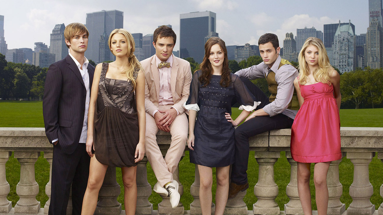 (De gauche à droite) Chace Crawford, Blake Lively, Ed Westwick, Leighton Meester, Penn Badgley, Taylor Momsen sur la photo de presse de « Gossip Girl ».