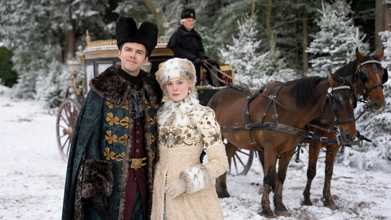 Nicholas Hoult dans le rôle de Peter et Elle Fanning dans le rôle de Catherine dans « The Great ».