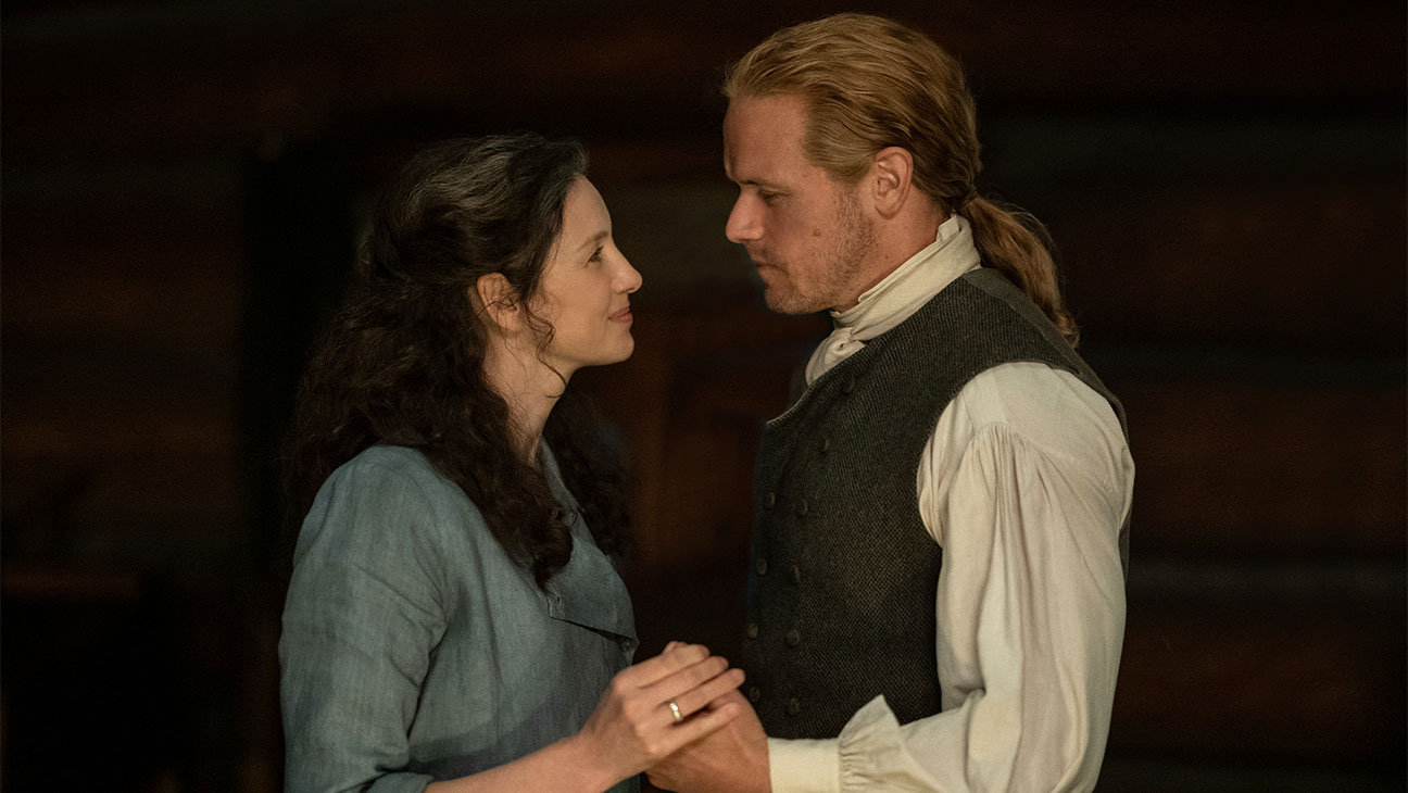 Claire Fraser (Caitríona Balfe) et Jamie Fraser (Sam Heughan) dans 