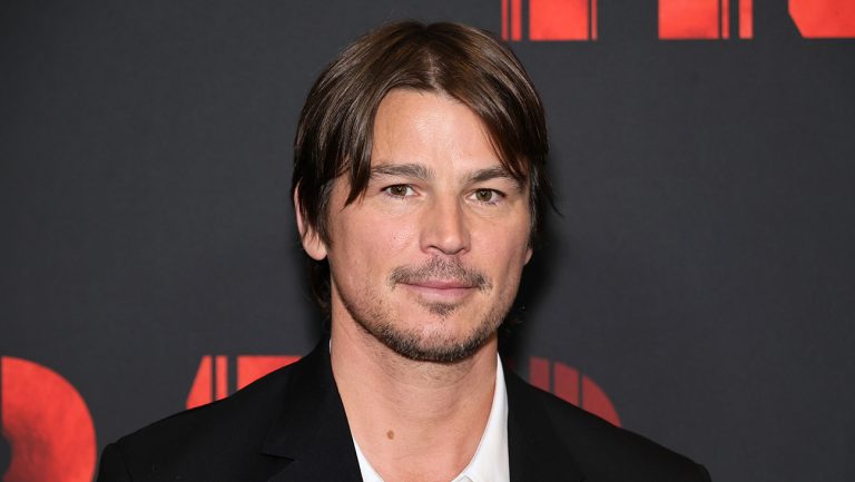 Josh Hartnett affirme que sa participation à la tournée Eras de Taylor Swift l’a aidé à comprendre la représentation du public du concert « Trap »