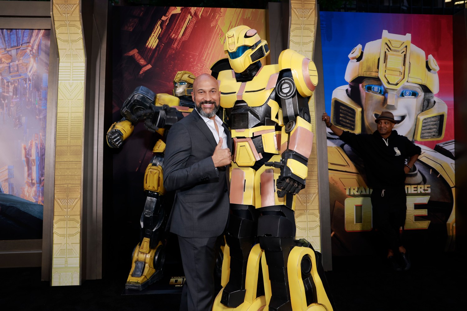 Keegan-Michael Key pose devant un transformateur lors de la première de Transformers One