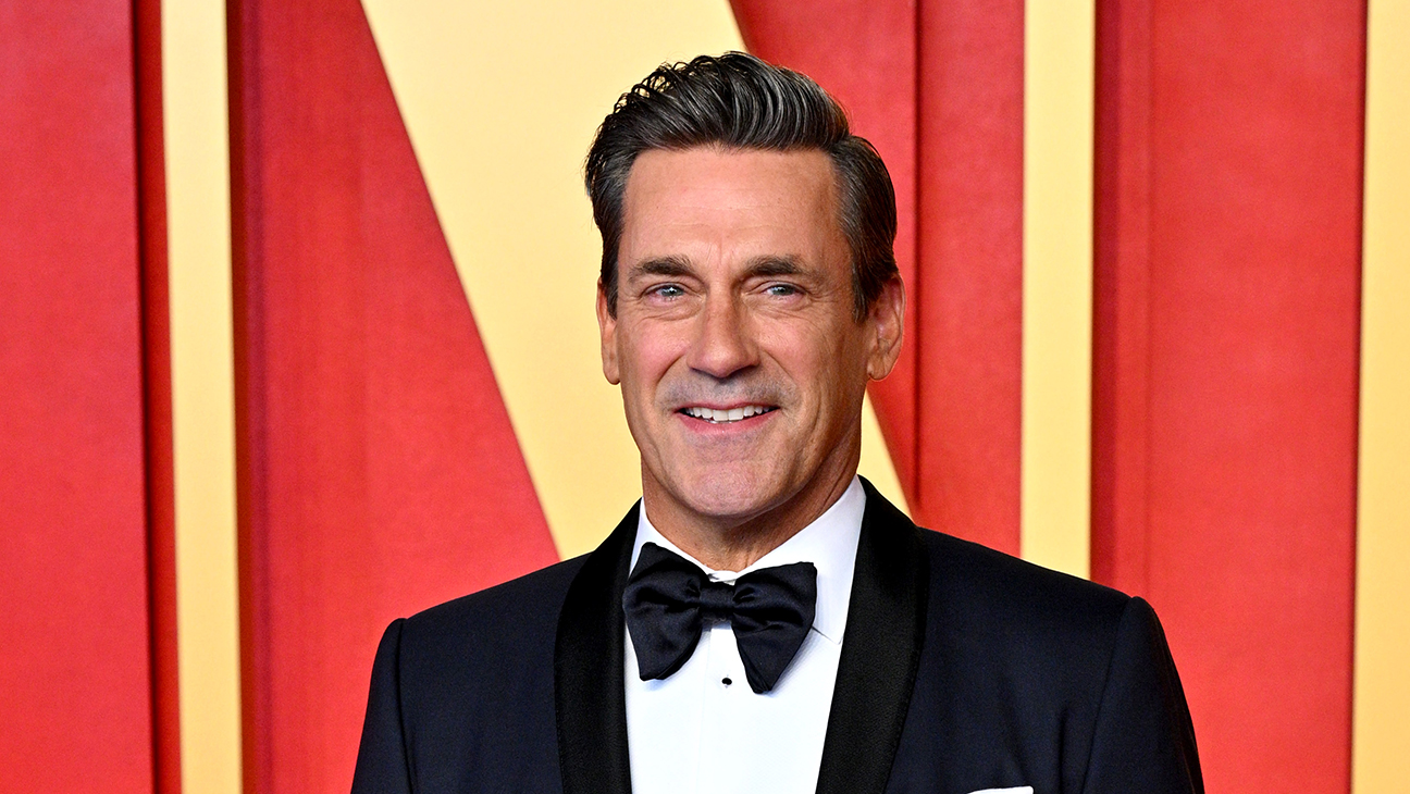 Jon Hamm assiste à la soirée des Oscars Vanity Fair 2024 organisée par Radhika Jones au Wallis Annenberg Center for the Performing Arts le 10 mars 2024 à Beverly Hills, Californie.