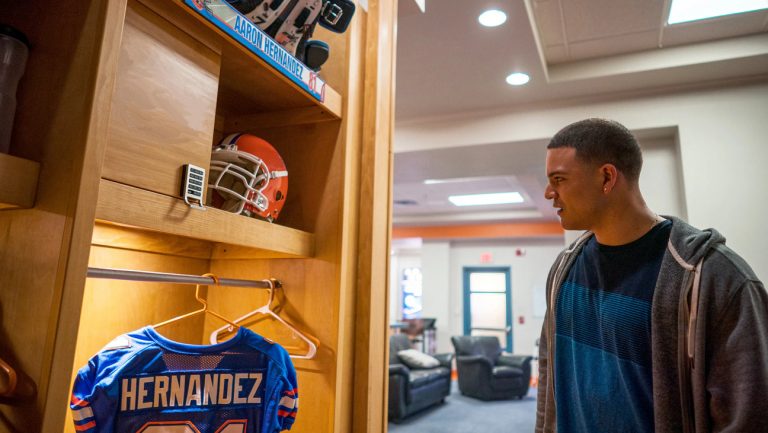 Comment regarder « American Sports Story : Aaron Hernandez » en ligne sans câble