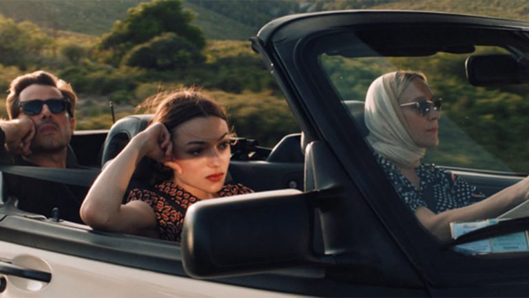 Critique de « Bonjour Tristesse » : Chloë Sevigny et Claes Bang en tête d’affiche d’une adaptation ratée