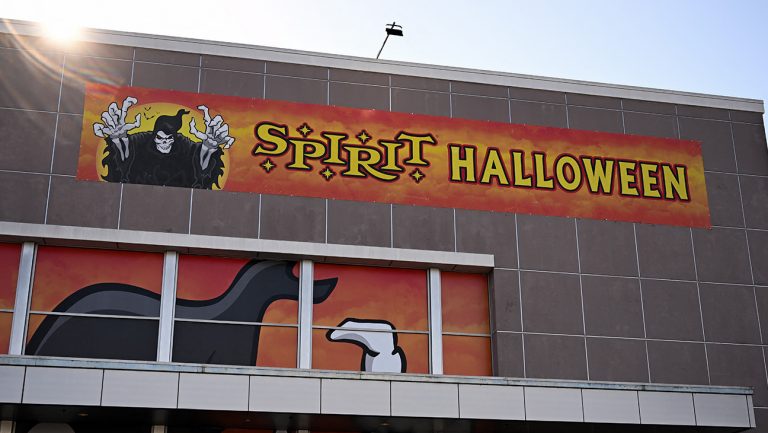 Spirit Halloween s’en prend à « SNL » avec un costume d' »émission télévisée non pertinente de 50 ans » après un croquis