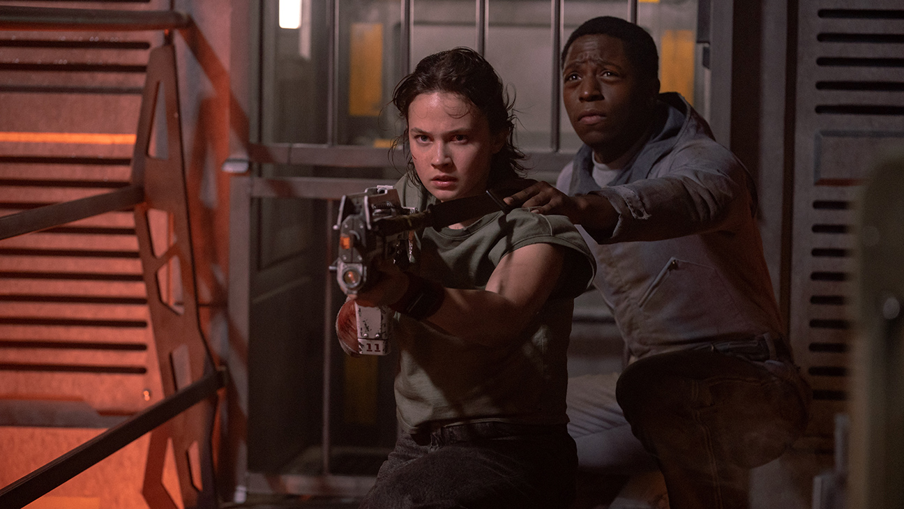 (LR) : Cailee Spaeny dans le rôle de Rain Carradine et David Jonsson dans le rôle d'Andy dans Alien Romulus des studios du 20e siècle