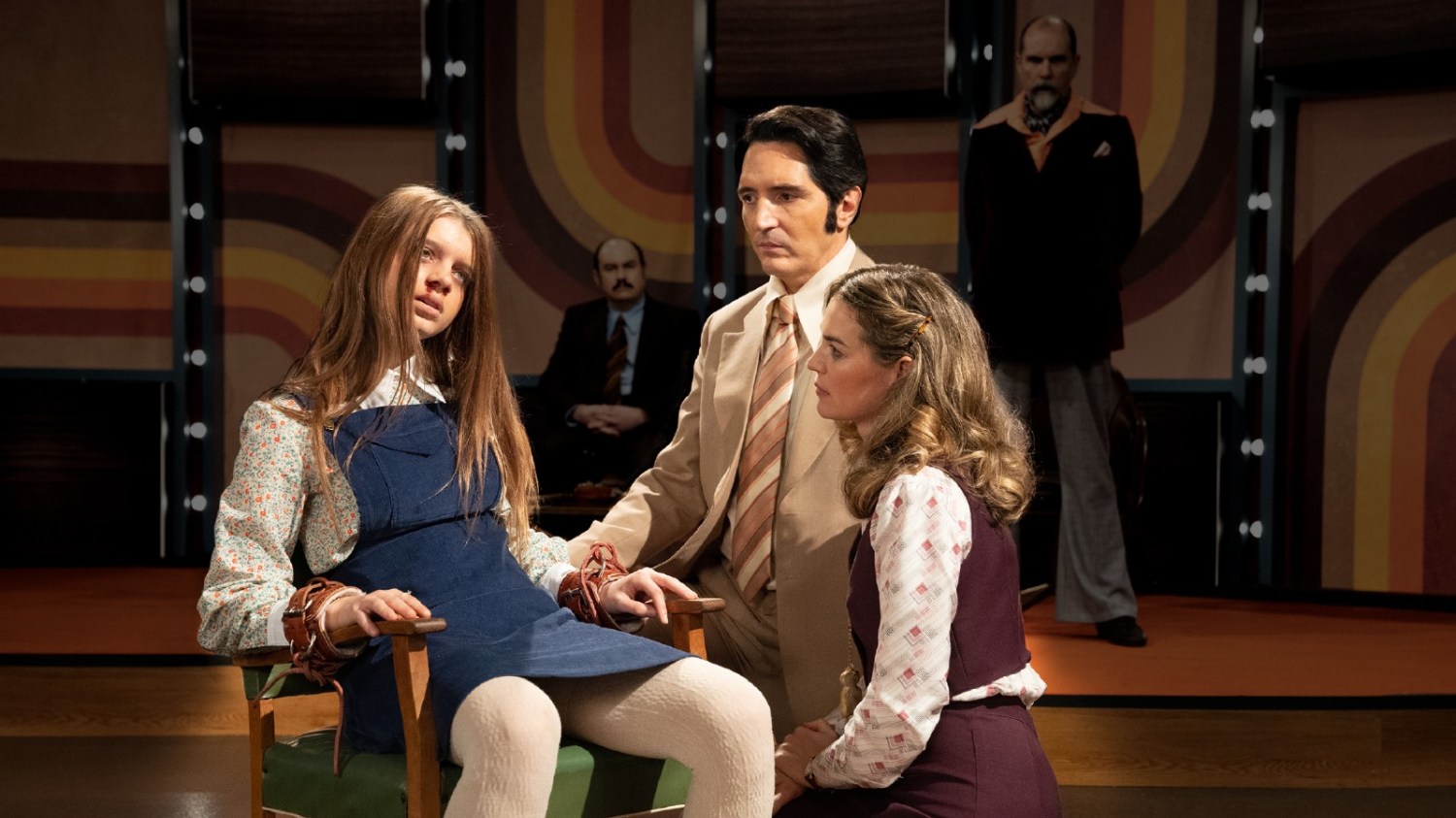 (de gauche à droite) : Ingrid Torelli, David Dastmalchian et Laura Gordon dans Late Night With the Devil